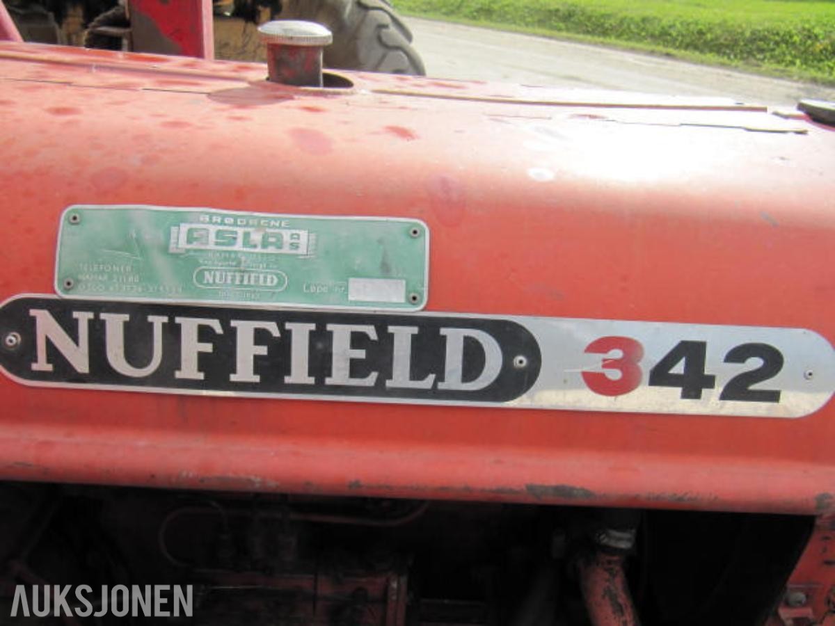 1967 Nuffield 342 traktor med laster
